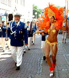 Samba beim Straßenkarneval und mit Spielmannszug beim Stadtfest
